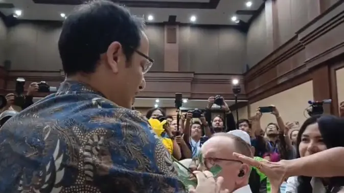 Mawar Kuning dan Air Mata Nadiem di Sidang Vonis Mawar Kuning dan Air Mata Nadiem di Sidang Vonis