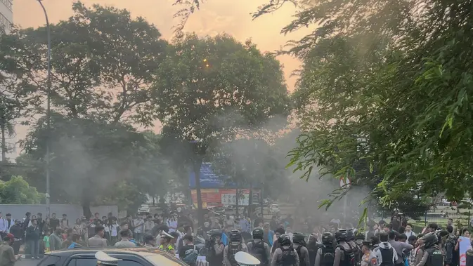 Demo Mahasiswa Depan Kampus UKI, Lalu Lintas Cawang Tersendat Demo Mahasiswa Depan Kampus UKI, Lalu Lintas Cawang Tersendat