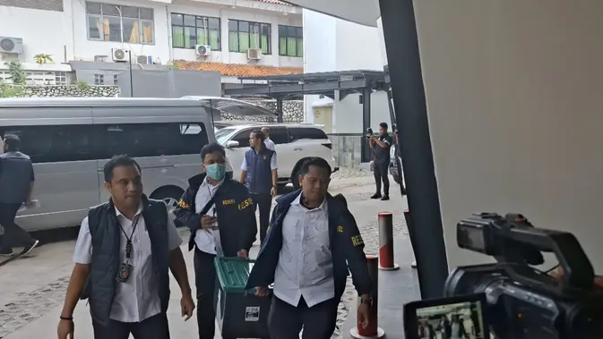 Polisi Angkut Barang Bukti Kasus Febrie Adriansyah ke Kejagung Polisi Angkut Barang Bukti Kasus Febrie Adriansyah ke Kejagung