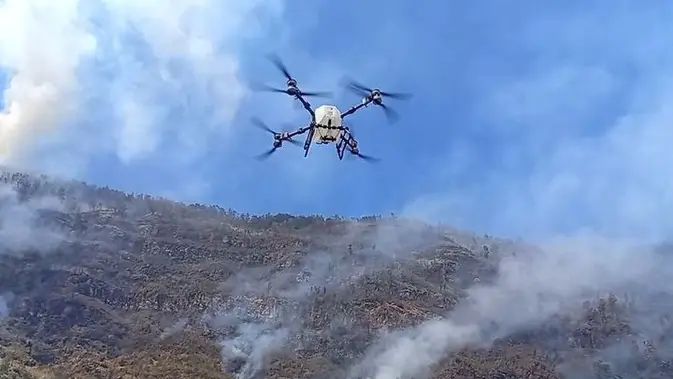 Kebakaran Bromo Meluas Capai 86 Hektare, Drone Dikerahkan Bantu Pemadaman Kebakaran Bromo Meluas Capai 86 Hektare, Drone Dikerahkan Bantu Pemadaman
