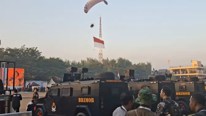 Paramotor Warnai Langit Cikeas Jelang Upacara HUT Bhayangkara Paramotor Warnai Langit Cikeas Jelang Upacara HUT Bhayangkara