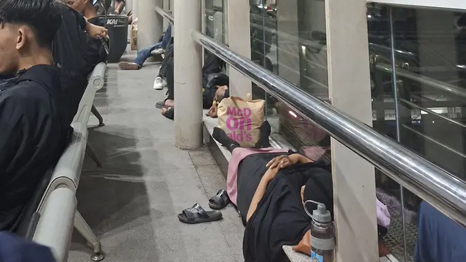 Senasib Sepenanggungan di Stasiun Cikarang Senasib Sepenanggungan di Stasiun Cikarang