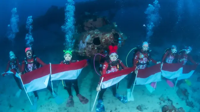 Ketika Merah Putih Berkibar di Dasar Laut Pulau Biak Ketika Merah Putih Berkibar di Dasar Laut Pulau Biak