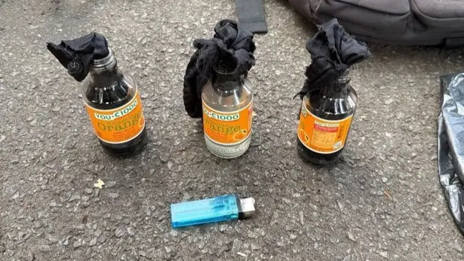 Teror Diduga Bom Molotov Sasar Rumah Advokat Teror Diduga Bom Molotov Sasar Rumah Advokat
