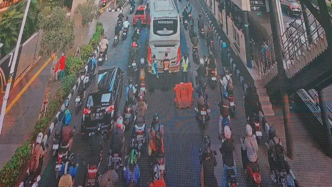 Bus Mogok Depan Halte Cawang Cikoko, Lalu Lintas Macet Bus Mogok Depan Halte Cawang Cikoko, Lalu Lintas Macet