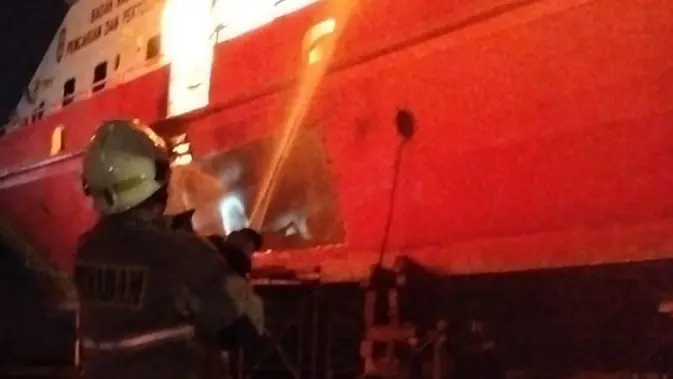Kapal Terbakar di Muara Baru Kapal Terbakar di Muara Baru