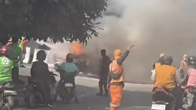 Mobil Terbakar Depan SPBU Tanjung Barat Mobil Terbakar Depan SPBU Tanjung Barat