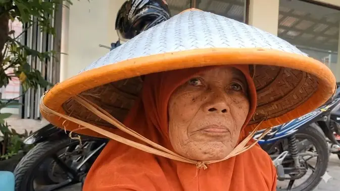 Kisah Heroik Kusriyati, Juru Parkir Wanita Lansia Gagalkan Pencurian Rp 3,6 Miliar Kisah Heroik Kusriyati, Juru Parkir Wanita Lansia Gagalkan Pencurian Rp 3,6 Miliar