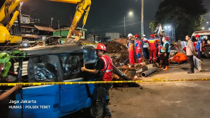 4 Jam Mengerikan Bocah Terjebak di Lubang Proyek 4 Jam Mengerikan Bocah Terjebak di Lubang Proyek