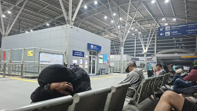 Merasakan Bermalam di Stasiun Cikarang Merasakan Bermalam di Stasiun Cikarang