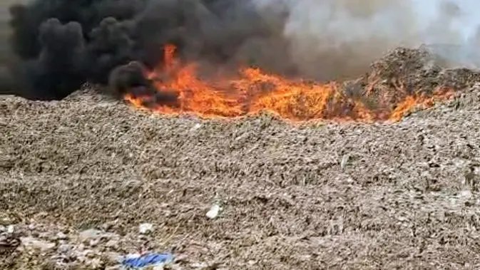 Kebakaran Hebat di Tempat Pembuangan Sampah Jatiwaringin Tangerang Kebakaran Hebat di Tempat Pembuangan Sampah Jatiwaringin Tangerang