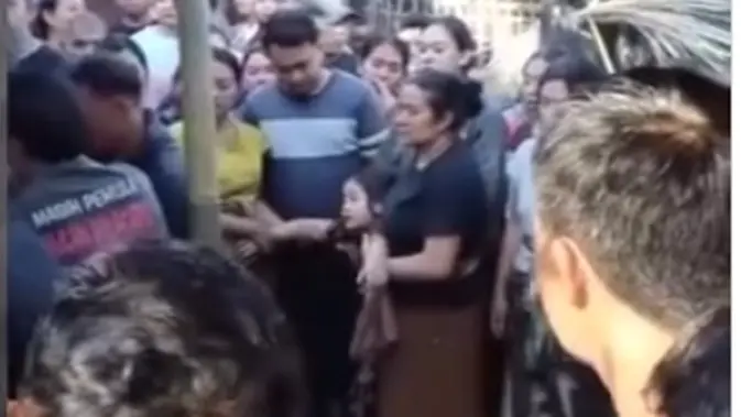 Momen Pilu Anak Tangisi Ayahnya Tewas Dikeroyok Usai Dituduh Curi Ayam Momen Pilu Anak Tangisi Ayahnya Tewas Dikeroyok Usai Dituduh Curi Ayam