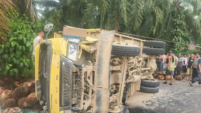 Tragis, Siswa SMP Tewas Tertimpa Truk Sawit Tragis, Siswa SMP Tewas Tertimpa Truk Sawit