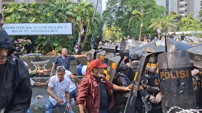 Eksekusi Hotel Sultan Ricuh, 69 Orang Diamankan Polisi Eksekusi Hotel Sultan Ricuh, 69 Orang Diamankan Polisi
