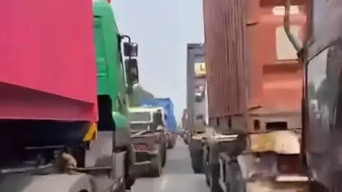 Biang Kerok Jalan Cakung-Cilincing Macet Sejak Kemarin Biang Kerok Jalan Cakung-Cilincing Macet Sejak Kemarin