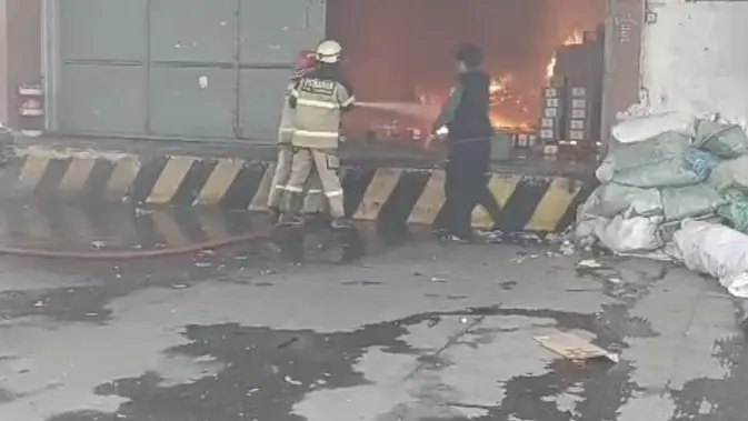 Kebakaran Hebat di Pergudangan Kosambi Tangerang Kebakaran Hebat di Pergudangan Kosambi Tangerang