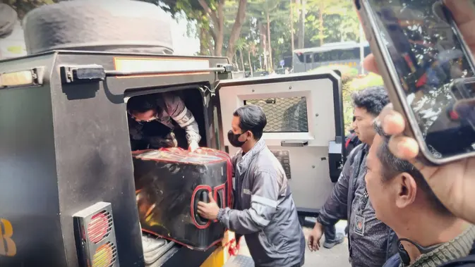 Emas Batangan 74 Kg Diangkut Kendaraan Taktis dan Dikawal Brimob Emas Batangan 74 Kg Diangkut Kendaraan Taktis dan Dikawal Brimob