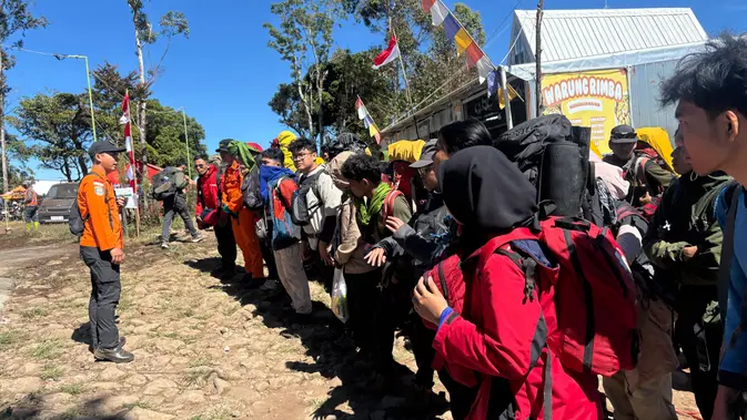 2.557 Pendaki Rayakan HUT ke-81 RI di Puncak Bawakaraeng 2.557 Pendaki Rayakan HUT ke-81 RI di Puncak Bawakaraeng