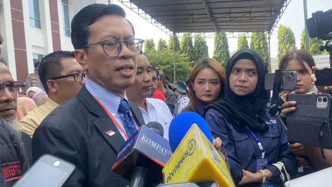 Relawan Yakin Jokowi Hadir di Sidang Dokter Tifa Relawan Yakin Jokowi Hadir di Sidang Dokter Tifa