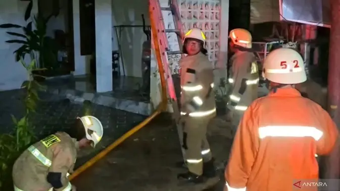 Kebakaran 3 Kontrakan di Cipayung, Diduga Akibat Kebocoran Gas Kebakaran 3 Kontrakan di Cipayung, Diduga Akibat Kebocoran Gas