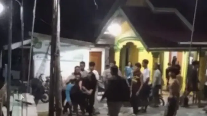 Polisi Ditikam Saat Kawal Mediasi Kasus di Rumah Kepala Desa Polisi Ditikam Saat Kawal Mediasi Kasus di Rumah Kepala Desa