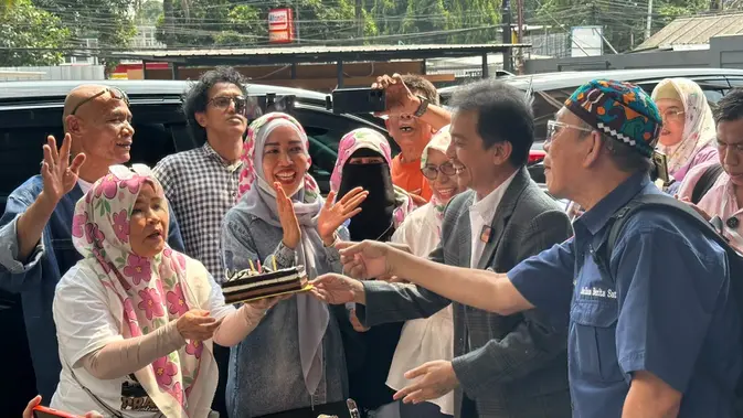 Roy Suryo Tiup Lilin Ulang Tahun Jelang Putusan Praperadilan Roy Suryo Tiup Lilin Ulang Tahun Jelang Putusan Praperadilan