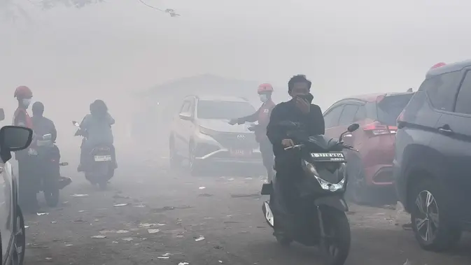 Kebakaran Belum Padam, Udara Sekitar TPA Jatiwaringin Sangat Tidak Sehat Kebakaran Belum Padam, Udara Sekitar TPA Jatiwaringin Sangat Tidak Sehat