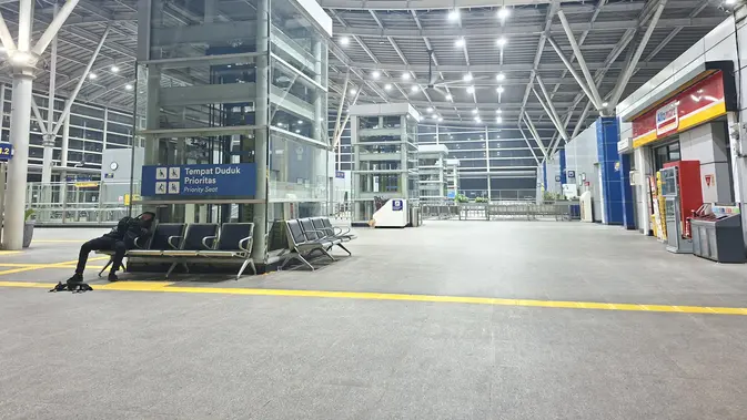 Jalan Keluar Agar Tak Lagi Bermalam di Stasiun Cikarang Jalan Keluar Agar Tak Lagi Bermalam di Stasiun Cikarang