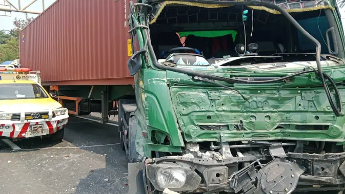 Detik-detik Tabrakan Beruntun Enam Kendaraan di Tol JORR Detik-detik Tabrakan Beruntun Enam Kendaraan di Tol JORR