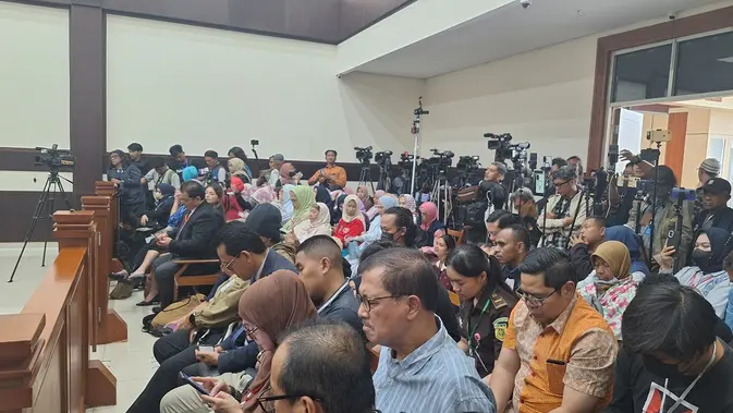 Sidang Dokter Tifa, Pengunjung Tak Bisa Masuk Nobar Depan Pengadilan Sidang Dokter Tifa, Pengunjung Tak Bisa Masuk Nobar Depan Pengadilan