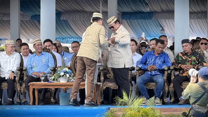 Momen Prabowo Terima Lencana Emas dari Petani dan Nelayan Indonesia Momen Prabowo Terima Lencana Emas dari Petani dan Nelayan Indonesia