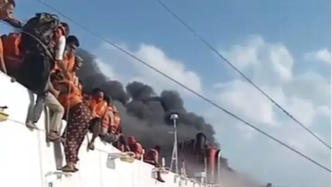 Kapal Mutiara Sentosa 2 Terbakar di Perairan Sumenep Kapal Mutiara Sentosa 2 Terbakar di Perairan Sumenep