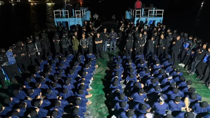 115 Napi Risiko Tinggi dari Jatim dan Sulsel Dipindahkan ke Nusakambangan 115 Napi Risiko Tinggi dari Jatim dan Sulsel Dipindahkan ke Nusakambangan