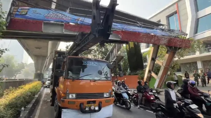 Kronologi Truk Angkut Alat Berat Tabrak JPO Tendean Kronologi Truk Angkut Alat Berat Tabrak JPO Tendean