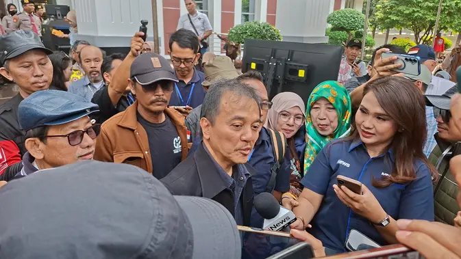Roy Suryo Singgung Daftar Nama Dalam Dakwaan Dokter Tifa Roy Suryo Singgung Daftar Nama Dalam Dakwaan Dokter Tifa