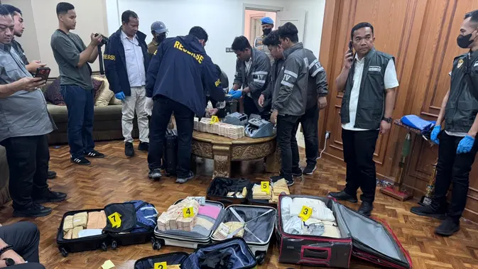 Malam Panjang Penggeledahan Polisi Usut Korupsi: 12 Lokasi, 74 Kg Emas, Rp 476 M Malam Panjang Penggeledahan Polisi Usut Korupsi: 12 Lokasi, 74 Kg Emas, Rp 476 M