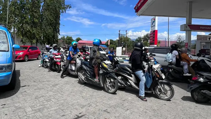 Pasca Gempa M 6,7, SPBU di Palu Diserbu Warga Pasca Gempa M 6,7, SPBU di Palu Diserbu Warga