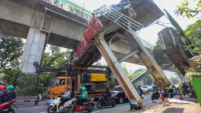 Evakuasi JPO Tendean Dimulai, Crane Dikerahkan Evakuasi JPO Tendean Dimulai, Crane Dikerahkan