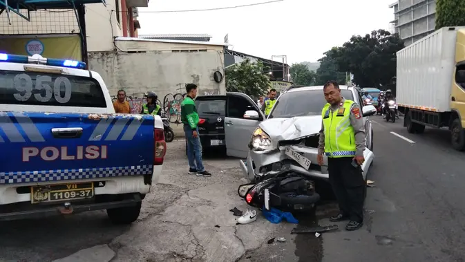 Kecelakaan Adu Banteng Motor dan Mobil di Depok, 1 Orang Tewas Kecelakaan Adu Banteng Motor dan Mobil di Depok, 1 Orang Tewas