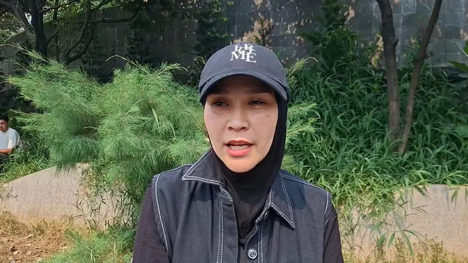 Bawa 3 Ambulans, Zaskia Adya Mecca Ikut Demo Suarakan Kegelisahan Kaum Ibu Bawa 3 Ambulans, Zaskia Adya Mecca Ikut Demo Suarakan Kegelisahan Kaum Ibu