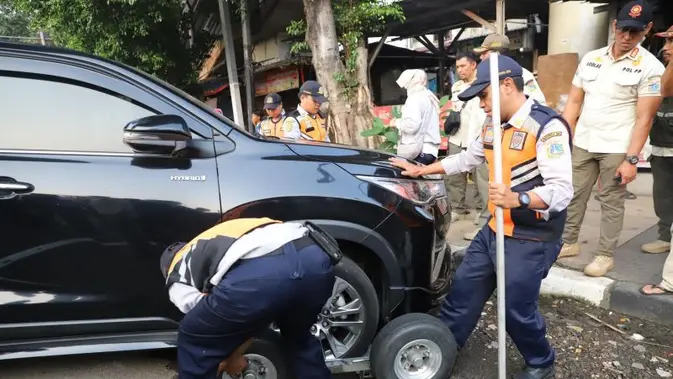Razia Parkir Liar di Senopati, Mobil Diderek hingga Dicabut Pentil Razia Parkir Liar di Senopati, Mobil Diderek hingga Dicabut Pentil