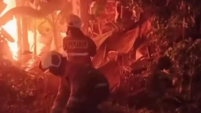 Kebakaran Lapak Rongsokan Cengkareng, 50 Personel Dikerahkan Kebakaran Lapak Rongsokan Cengkareng, 50 Personel Dikerahkan