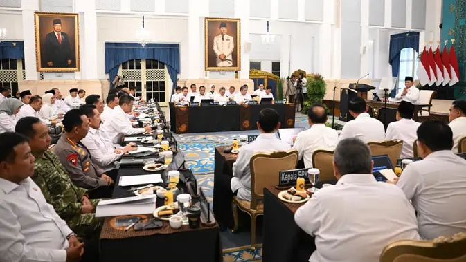 Istana Jelaskan Posisi Duduk Prabowo dan Gibran saat Sidang Kabinet Istana Jelaskan Posisi Duduk Prabowo dan Gibran saat Sidang Kabinet