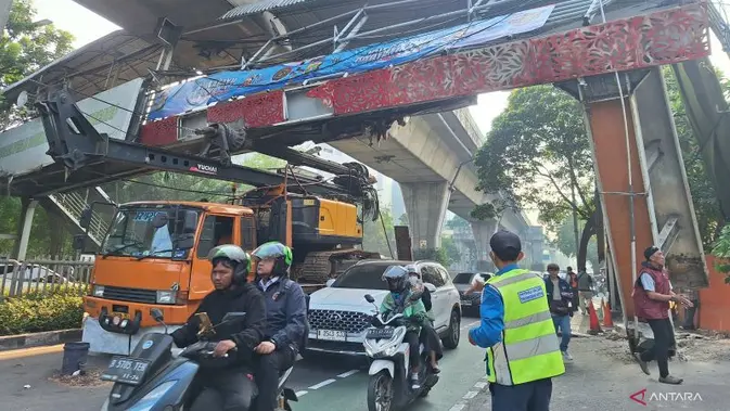 Pengakuan Sopir Truk Angkut Alat Berat Tersangkut JPO Tendean Pengakuan Sopir Truk Angkut Alat Berat Tersangkut JPO Tendean