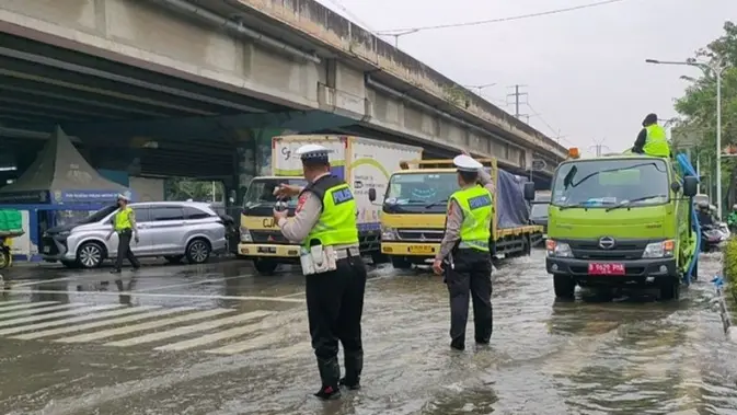 Pengaturan Lalu Lintas Tetap Berjalan Meski Gedung Bapenda DKI Terbakar Pengaturan Lalu Lintas Tetap Berjalan Meski Gedung Bapenda DKI Terbakar