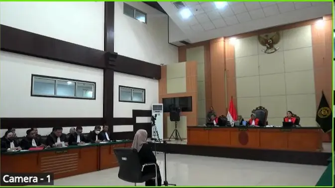 Dokter Tifa Sibuk Mencatat Saat Jaksa Baca Dakwaan Dokter Tifa Sibuk Mencatat Saat Jaksa Baca Dakwaan