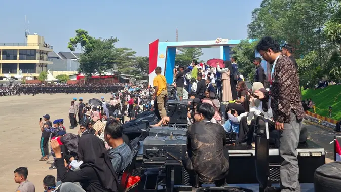 Naik Mobil Brimob, Cara Warga Nikmati HUT Polri Naik Mobil Brimob, Cara Warga Nikmati HUT Polri