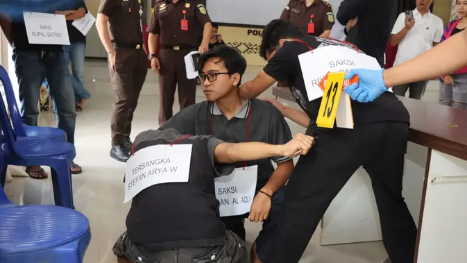 22 Adegan Ungkap Detik-Detik Penusukan Pengunjung di Arena Biliar 22 Adegan Ungkap Detik-Detik Penusukan Pengunjung di Arena Biliar