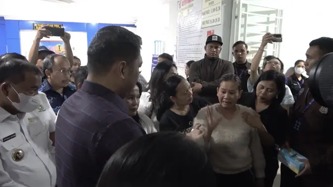 Momen Kepala BGN Bersimpuh Hadapi Murka Orang Tua Korban Keracunan MBG Momen Kepala BGN Bersimpuh Hadapi Murka Orang Tua Korban Keracunan MBG