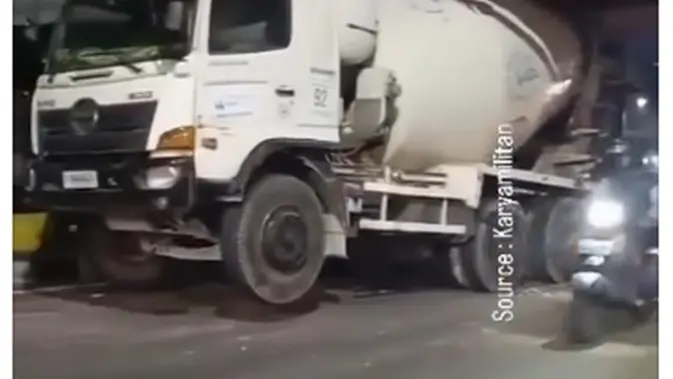Truk Molen Sempat Nyangkut di Jembatan Matraman, Begini Penampakannya Truk Molen Sempat Nyangkut di Jembatan Matraman, Begini Penampakannya